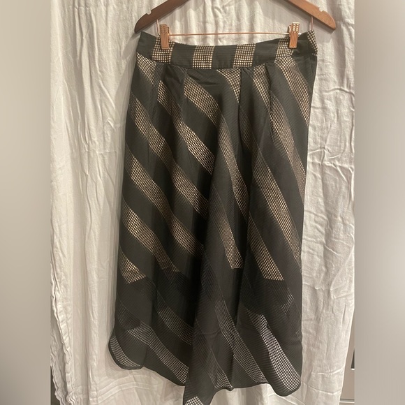 Women’s black and nude high/low skirt, size 10 - Picture 2 of 2